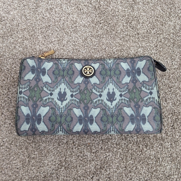 Tory Burch Handbags - Tory Burch Patterned Clutch Crossbody in Green and Gray